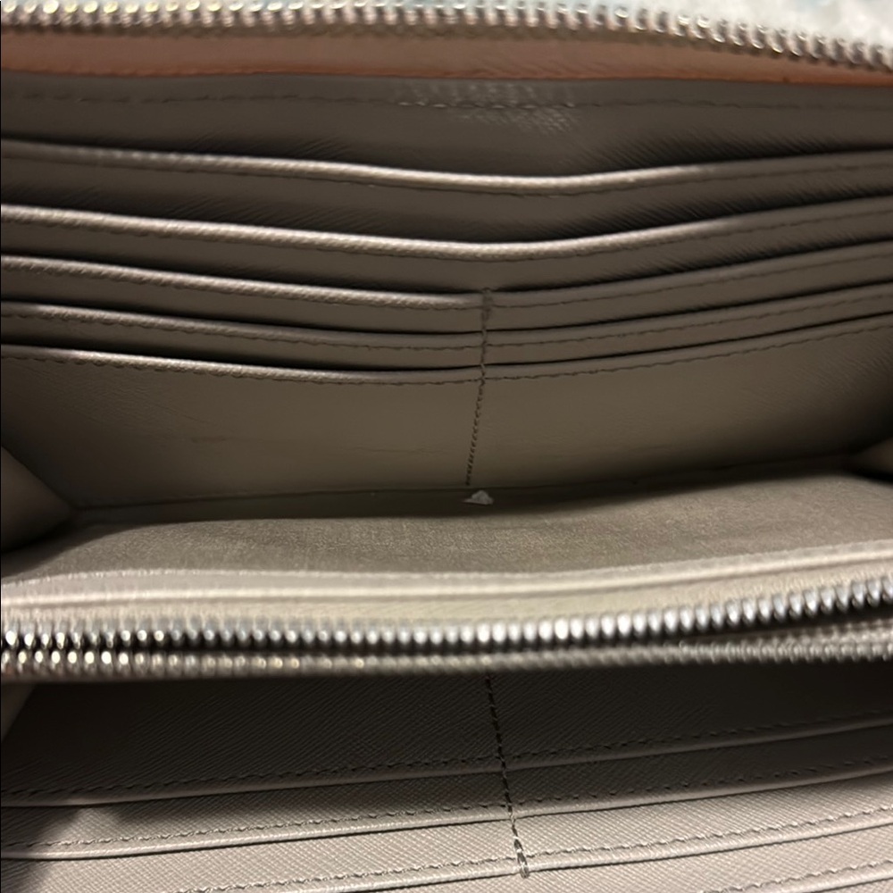 Lacoste Pink Leather Wallet with Zip-Around Design - Picture 2 of 5